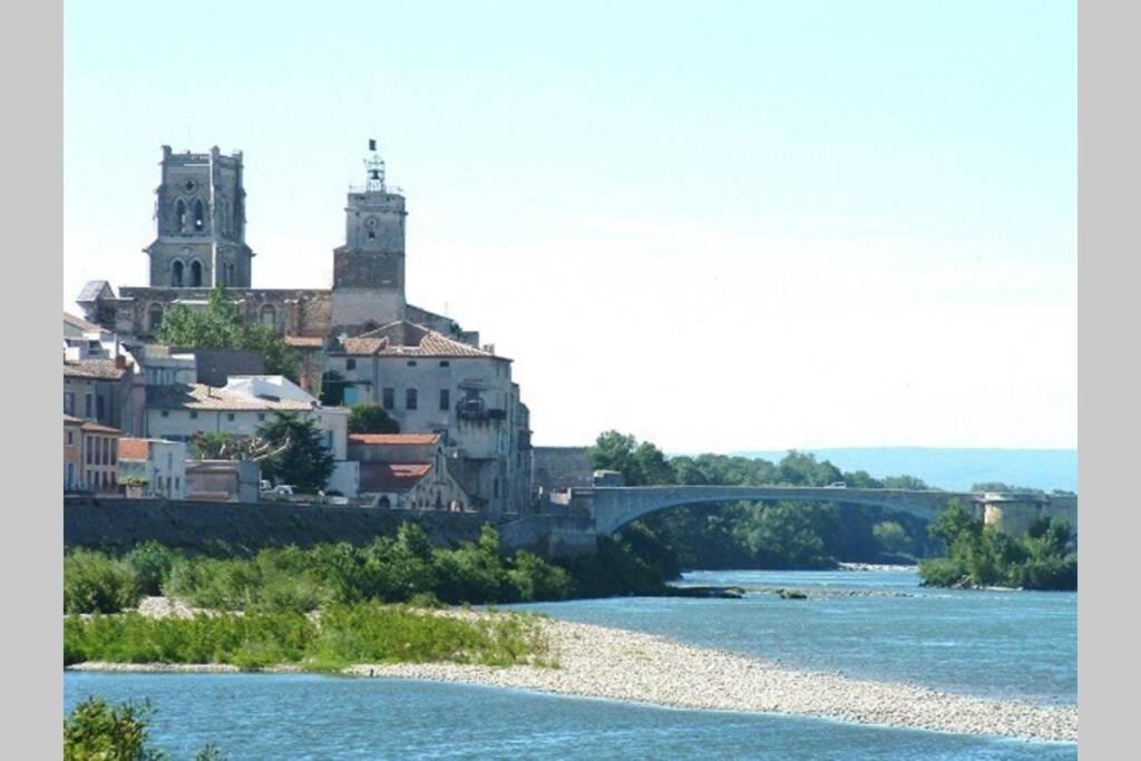 F1 rez de chaussée au coeur de Pont-Saint-Esprit Extérieur photo